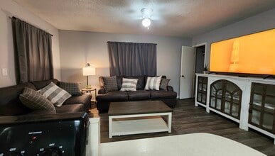 906 W Lucas St in Clarksville, AR - Building Photo - Building Photo