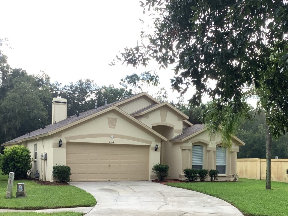 3704 Lockridge Dr in Land O Lakes, FL - Foto de edificio