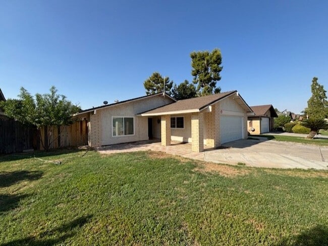 4313 Thatch Ave in Bakersfield, CA - Building Photo - Building Photo
