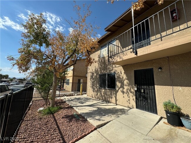 property at 4752 Convaire Ave