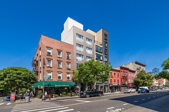 977 Manhattan Ave in Brooklyn, NY - Foto de edificio - Building Photo