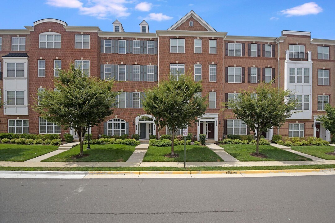 23483 Logans Ridge Terrace in Ashburn, VA - Building Photo