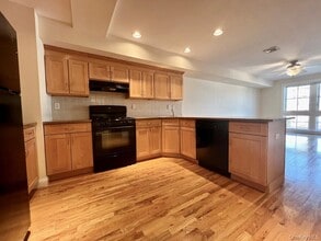 2 E Main St in Oyster Bay, NY - Building Photo - Building Photo