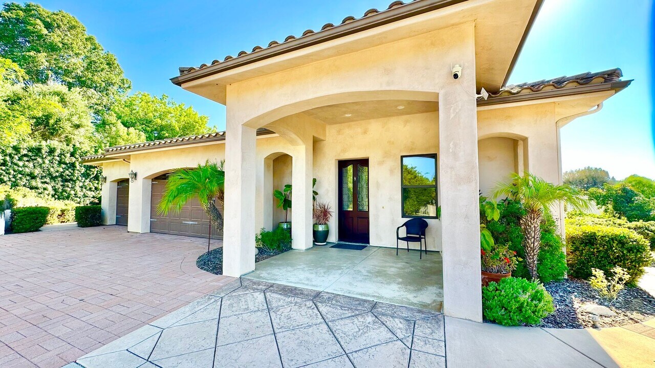 326 Yucca Rd in Fallbrook, CA - Building Photo