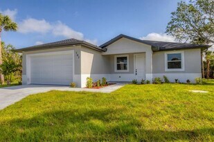 299 Australian Dr in Rotonda West, FL - Building Photo
