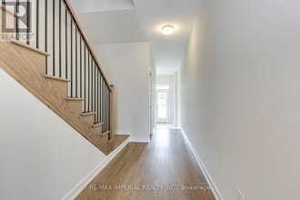 1176 Tanbark Ave in Oakville, ON - Building Photo - Building Photo