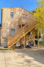 1042 Sassaquin Ave in New Bedford, MA - Foto de edificio - Building Photo