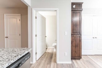 Oakwood Heights Townhomes in Republic, MO - Foto de edificio - Building Photo