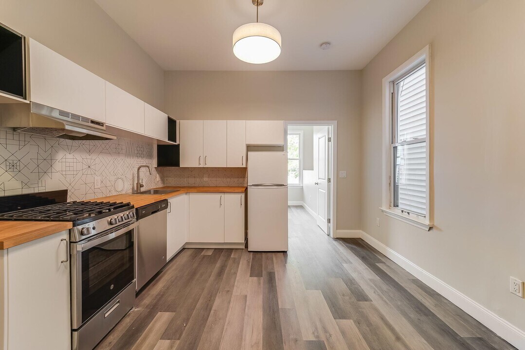 1076 Summit Ave in Jersey City, NJ - Building Photo