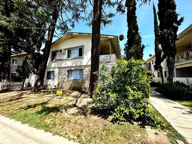 5748 Hazeltine Ave in Los Angeles, CA - Building Photo - Building Photo
