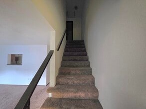 233 SW Walnut Ave, Unit 233-2 in Dallas, OR - Foto de edificio - Building Photo