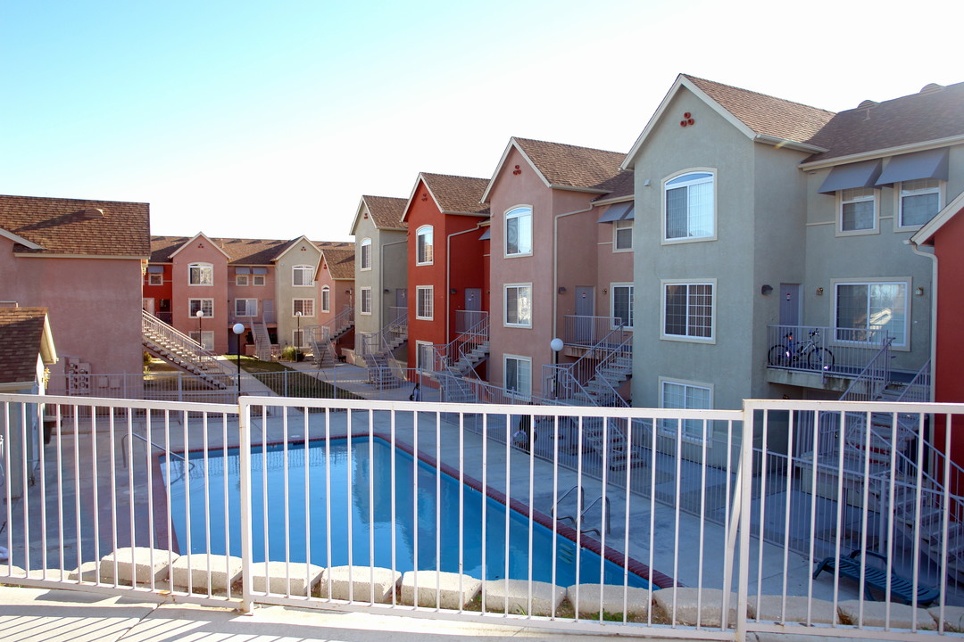 Lincoln Corner Apartments in Vacaville, CA - Building Photo