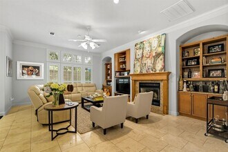 1044 Memorial Village Dr in Houston, TX - Foto de edificio - Building Photo