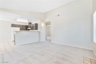 2685 Jennydiane Dr, Unit D in Las Vegas, NV - Building Photo - Building Photo