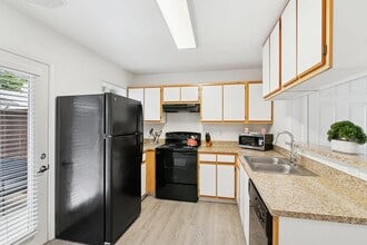 Jenna Village Apartments in Springfield, OR - Building Photo - Building Photo
