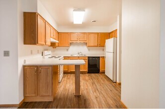 1700 Country Dr in Mitchell, SD - Building Photo - Building Photo