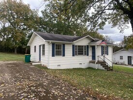 577 Douglas Ave in Lewisburg, TN - Building Photo