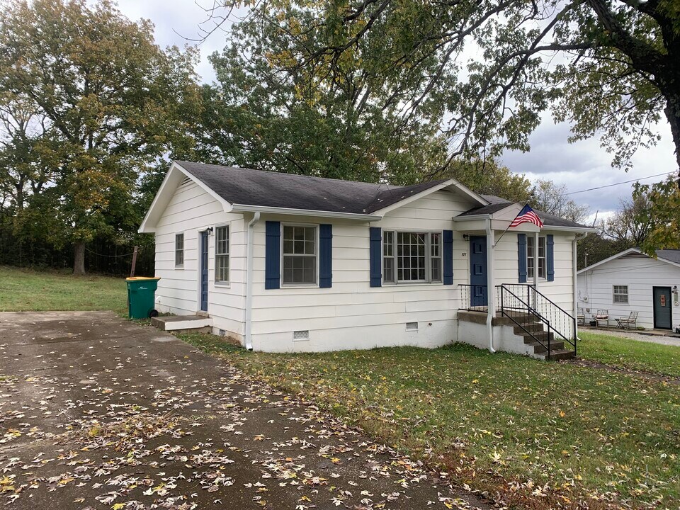 577 Douglas Ave in Lewisburg, TN - Building Photo