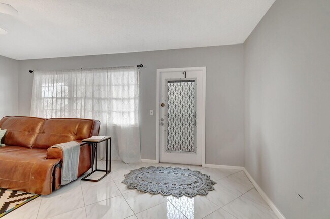 3031 Cornwall B in Boca Raton, FL - Building Photo - Building Photo