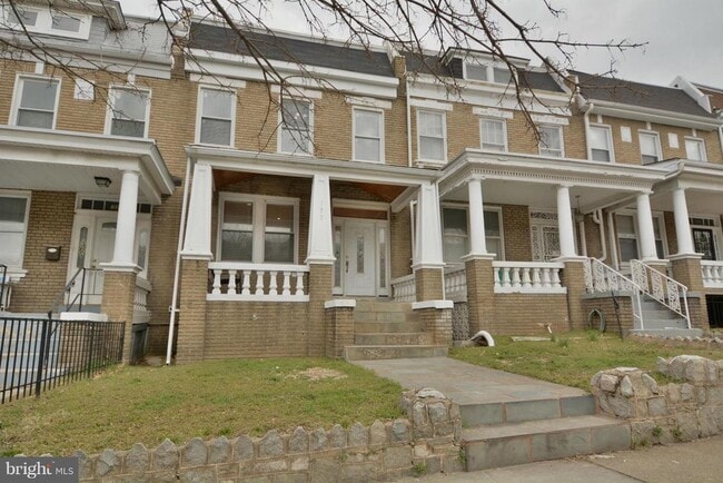 property at 733 Otis Pl NW