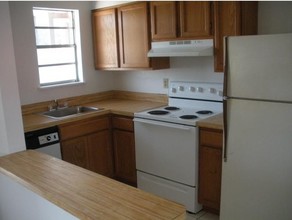 San-Lyn Apartments in Metairie, LA - Building Photo - Interior Photo