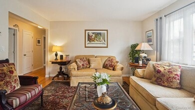 100 E Sunnyside Ln in Irvington, NY - Building Photo - Building Photo