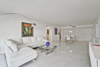 3460 S Ocean Blvd in Palm Beach, FL - Foto de edificio - Building Photo