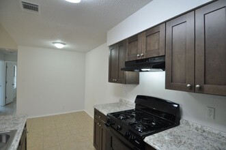 2009 Margalene Way in Austin, TX - Foto de edificio - Building Photo