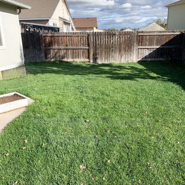 790 NE Quince Ave in Redmond, OR - Foto de edificio - Building Photo
