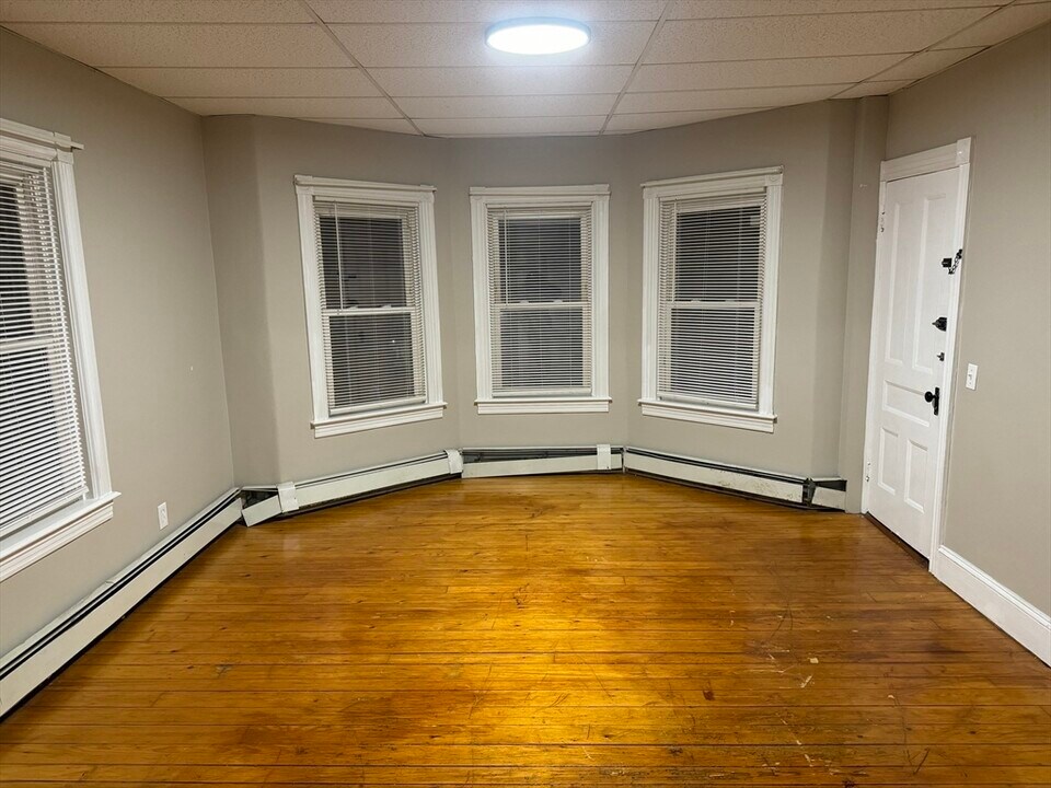 1071 Main St-Unit -2 in Pawtucket, RI - Building Photo