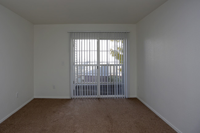 Bridgeside Landing in Taylorsville, UT - Foto de edificio - Interior Photo