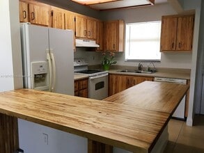 6061 Shaker Wood Cir in Tamarac, FL - Building Photo - Building Photo