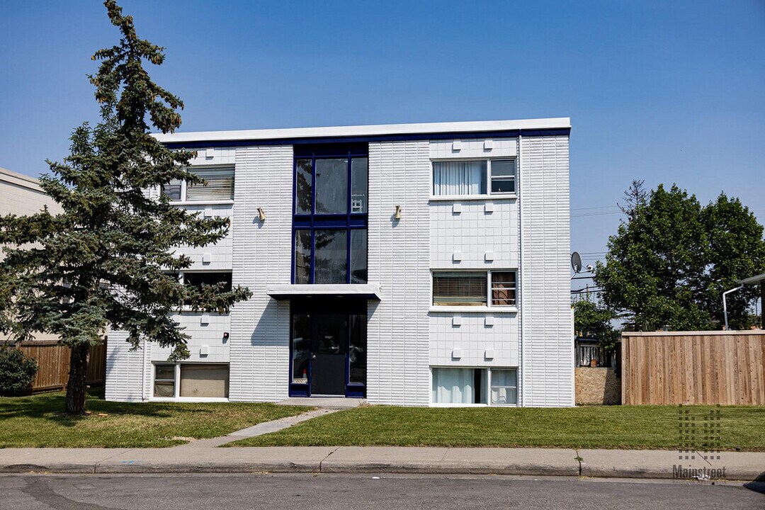 Westbrook Mallside Apartments in Calgary, AB - Building Photo