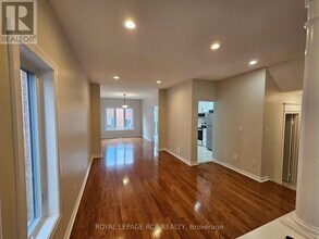 241 Denise Cir in Newmarket, ON - Building Photo - Building Photo