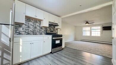 160 Tyngsboro Rd in Chelmsford, MA - Building Photo - Building Photo