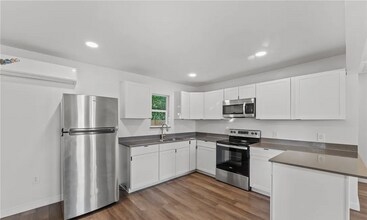 112 Linda Dr in San Marcos, TX - Building Photo - Building Photo