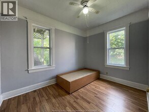3338 Sandwich St. in Windsor, ON - Foto de edificio - Building Photo
