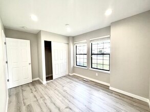 2742 Sylvan Dr W in University Place, WA - Foto de edificio - Building Photo