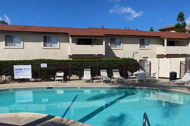 Sunset Meadows in Fallbrook, CA - Foto de edificio - Building Photo