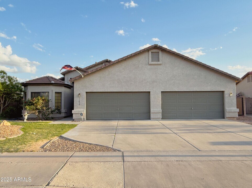 11459 E Downing St in Mesa, AZ - Building Photo