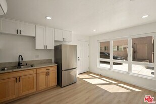 435 W Elk Ave in Glendale, CA - Building Photo