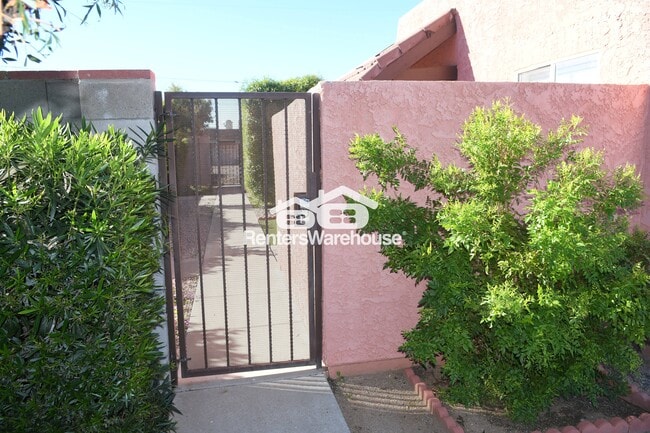 18034 N 41st St in Phoenix, AZ - Foto de edificio - Building Photo