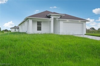 3306 56th St W in Lehigh Acres, FL - Foto de edificio - Building Photo