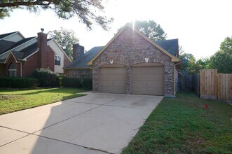 5838 N Magazine Cir in Houston, TX - Building Photo - Building Photo
