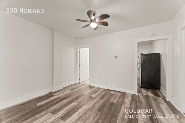 Bright Upper Unit in Central Location in Windsor, ON - Building Photo - Building Photo