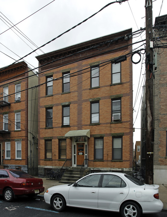 411 58th St in West New York, NJ - Building Photo