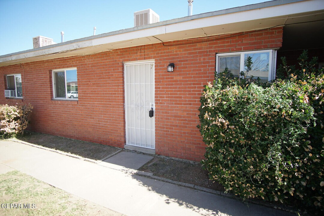 1421 St Johns Dr in El Paso, TX - Building Photo