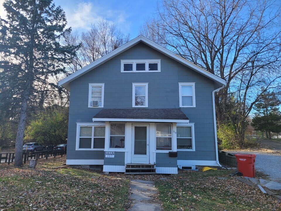 237 Campus Ave in Ames, IA - Building Photo