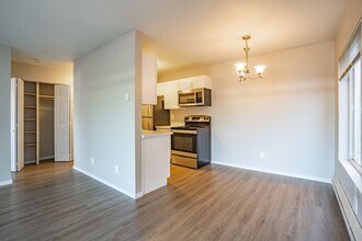 Camelot Apartments in Seattle, WA - Foto de edificio - Interior Photo
