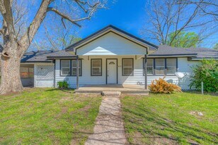 615 E 1st St in Groveton, TX - Building Photo